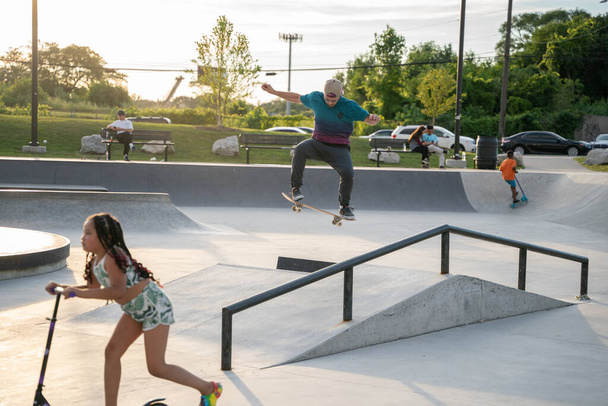 Skaters practice in Detroit skate park, Michigan, USA, August 11, 2020 - Φωτογραφία, εικόνα