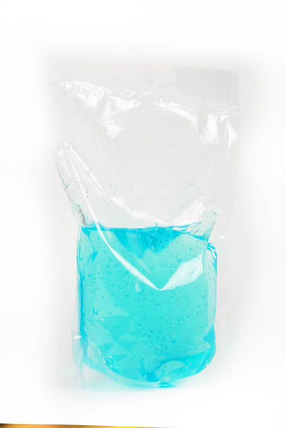 plastic zak met gekleurde vloeistof op witte achtergrond - Foto, afbeelding