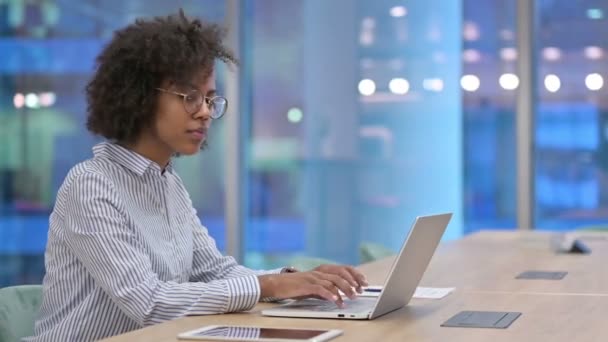 Африканська бізнес-леді з ноутбуком Дивлячись на камеру в офісі
  - Кадри, відео