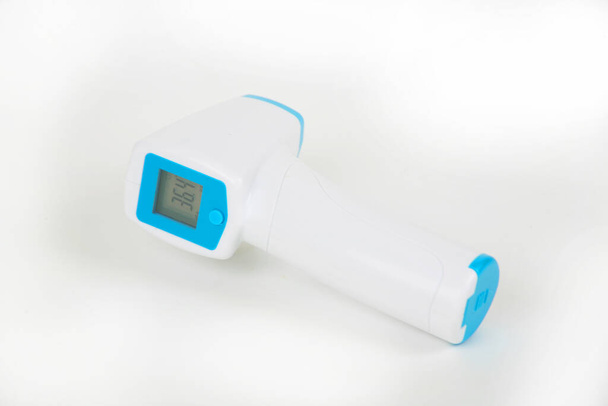 close-up zicht van infrarood thermometer geïsoleerd op witte achtergrond - Foto, afbeelding