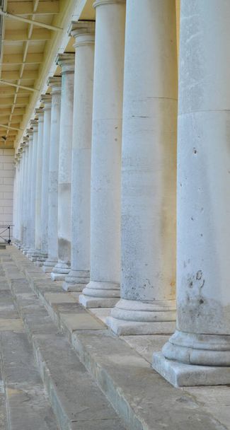 Línea de pilares con algunos en foco - Foto, Imagen