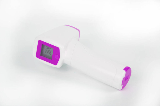 vista ravvicinata del termometro a infrarossi isolato su sfondo bianco - Foto, immagini