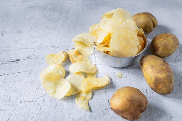 картофельные чипсы в миске - Фото, изображение