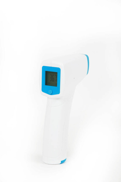 close-up zicht van infrarood thermometer geïsoleerd op witte achtergrond - Foto, afbeelding
