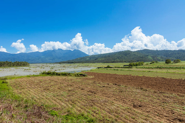 Paisaje local y tierras de cultivo a lo largo de Nueva Ecija - Aurora carretera en ruta a Baler, Filipinas. - Foto, imagen