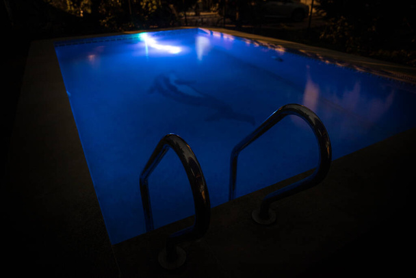 Πισίνα τη νύχτα - φόντο διακοπών. Πολύχρωμο φως διακόσμηση. Καταψύκτης - Φωτογραφία, εικόνα