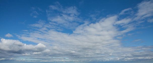 Φόντο ορίζοντα. Όμορφος μπλε ουρανός με άσπρα σύννεφα - Φωτογραφία, εικόνα