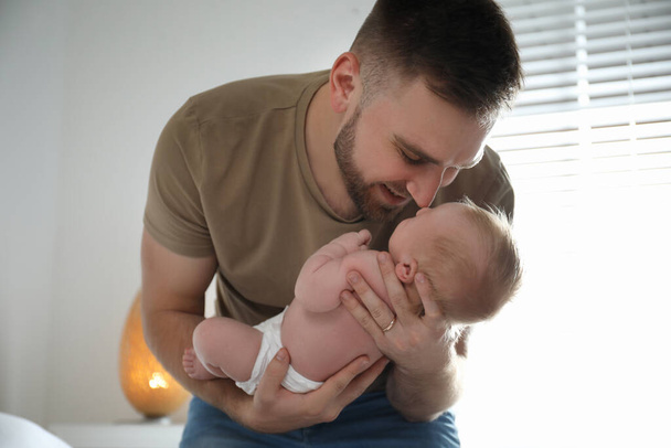 Father with his newborn son at home - Foto, Imagem