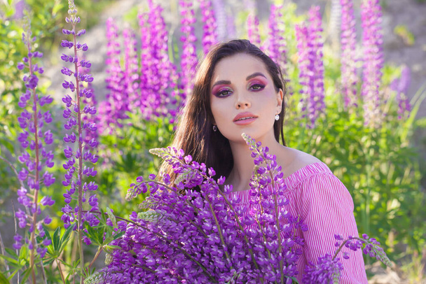 Καλοκαιρινή ομορφιά Χαριτωμένη μελαχρινή γυναίκα με πολύχρωμα λουλούδια πορτρέτο - Φωτογραφία, εικόνα