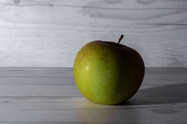 groene appels in een witte tafel - Foto, afbeelding