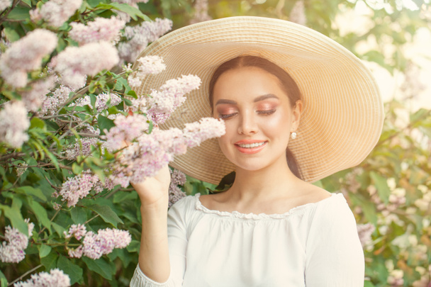 Молода жінка розслабляється з квітами на відкритому повітрі
 - Фото, зображення