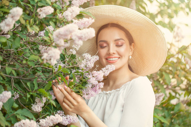 Mujer de primavera feliz con flores al aire libre - Foto, imagen