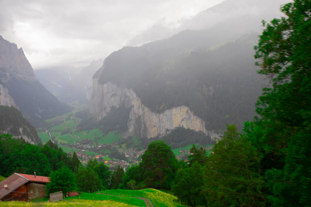 Famoso valle Lauterbrunnen con hermosa cascada y Alpes suizos en el fondo, Berner Oberland, Suiza, Europa
. - Foto, Imagen