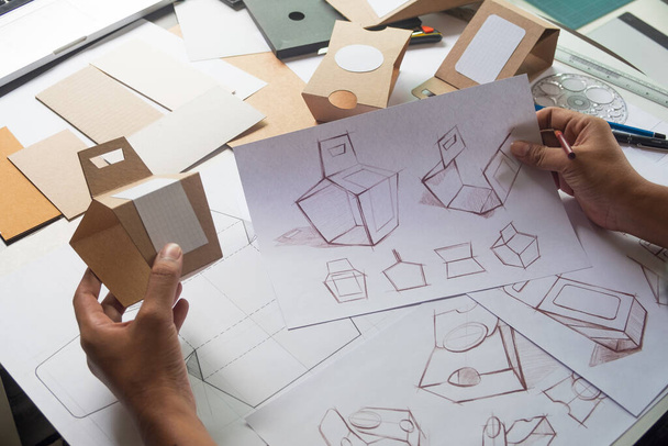 Tasarımcı çizim tasarımı Brown el işi karton kağıt ürün eko paketleme kutu geliştirme şablonu markalaşma etiketi. Tasarımcı stüdyo . - Fotoğraf, Görsel