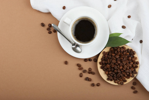 コーヒー豆とコーヒーカップの色を背景に - 写真・画像