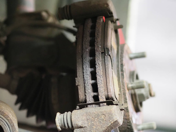 замена старых тормозных колодок в переднем колесе автомобиля - Фото, изображение