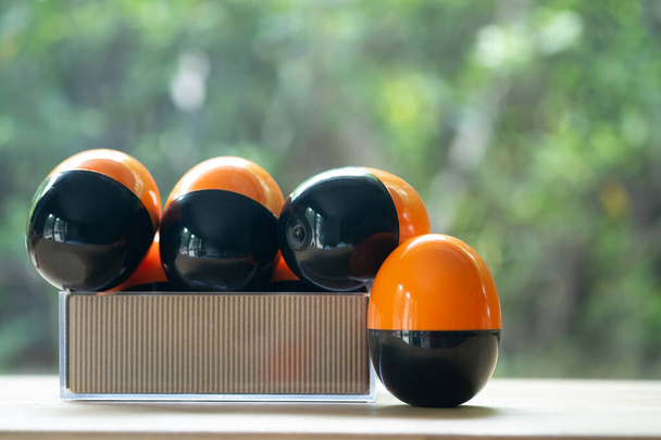 Oeuf en plastique de couleur orange-noir et ouvert à l'intérieur d'un mini jouet pour surprendre et aléatoire. Jeu surprise oeuf - Photo, image