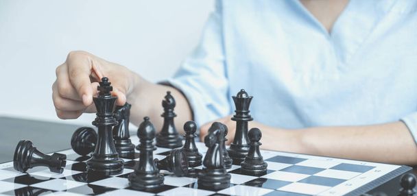 χέρι κίνηση σκάκι με στρατηγική και τακτική για να κερδίσει τον εχθρό, να παίξει μάχη στο επιτραπέζιο παιχνίδι, επιχειρηματική ευκαιρία ανταγωνισμού στρατηγική έννοια πρόκληση. - Φωτογραφία, εικόνα