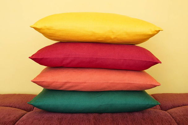 Πολύχρωμα μαξιλάρια για εσωτερική διακόσμηση - Φωτογραφία, εικόνα