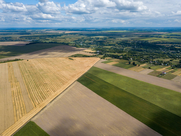 Vista aérea de drones de campos agrícolas ucranianos
. - Foto, Imagem