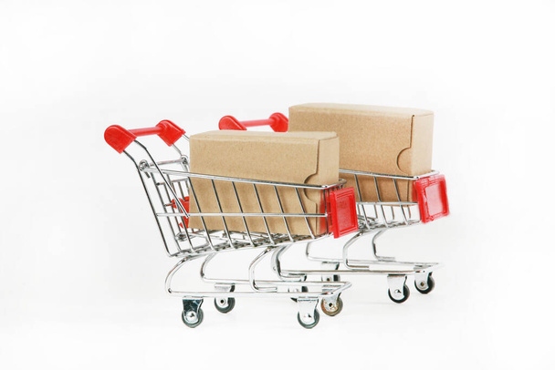 nákupní vozíky s krabicemi na bílém pozadí  - Fotografie, Obrázek
