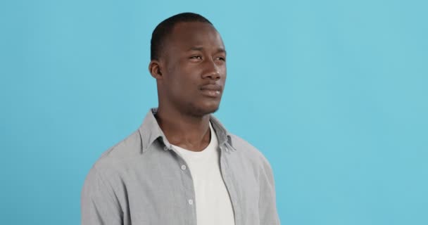Frusztrált afro-amerikai férfi megérinti a homlokát, láz tünetei - Felvétel, videó