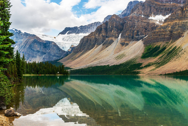 prachtig landschap met smaragd meer en bergen in Jasper National Park, Alberta, Canada - Foto, afbeelding