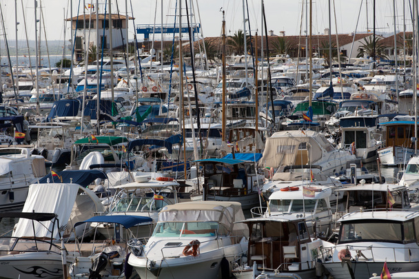 Barcos en descanso en el puerto deportivo
 - Foto, Imagen