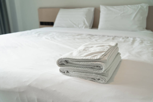πετσέτες τοποθετούνται στο λευκό στο σύγχρονο ξενοδοχείο - Φωτογραφία, εικόνα