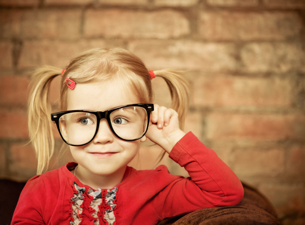 Смешная маленькая девочка в очках
 - Фото, изображение