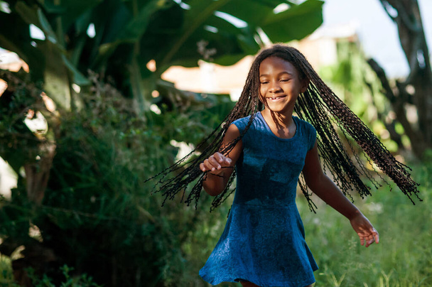 Niña africana jugando y bailando en la naturaleza  - Foto, imagen