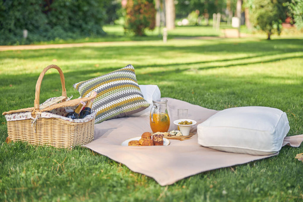 Cesta de picnic con sabrosa comida para pareja o familia en reposo - Foto, imagen
