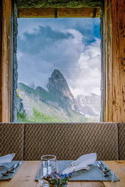 pár nyaralni túrázni az olasz Dolomitok, Csodálatos kilátás nyílik Seceda csúcs. Trentino Alto Adige, Dolomitok Alpok, Dél-Tirol, Olaszország, Európa. Furcsa hegyvonulat, Val Gardena. Fenséges furchetta - Fotó, kép