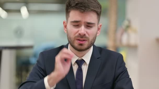 Stresszes fiatal üzletember akinek nyaki fájdalma van - Felvétel, videó