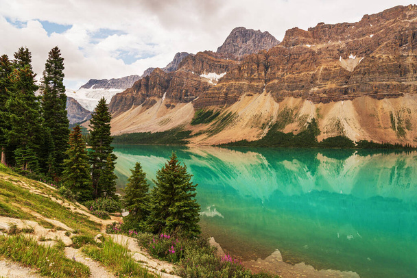 Hermoso paisaje natural en el Parque Nacional Banff, Canadá - Foto, Imagen