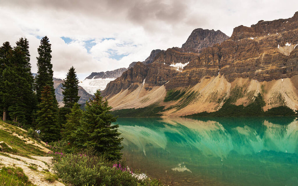 Красивый пейзаж с изумрудным озером и живописными горами в национальном парке Банф, Альберта, Канада - Фото, изображение