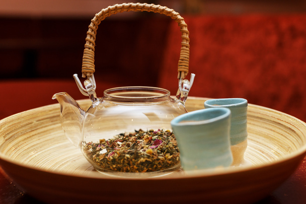 Прозрачный чайник и два рюмки в миске
 - Фото, изображение