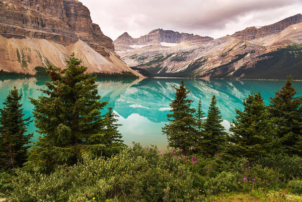 majestátní krajina s horami a řekou, Alberta, Kanada - Fotografie, Obrázek