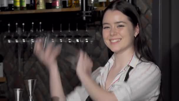 Fröhliche Barkeeperin bereitet einem Kunden ein Getränk zu - Filmmaterial, Video