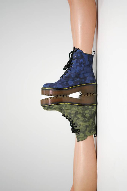 nuova collezione di moda di calzature autunno inverno 20 / 21 ai piedi di modelli stivali nello stile di un militare su sfondo colorato foto di moda di scarpe - Foto, immagini