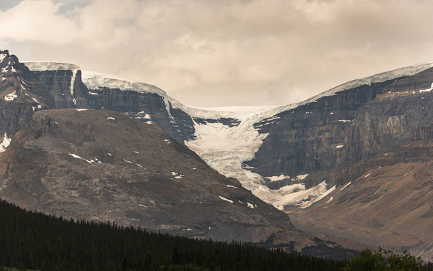 величественные природные пейзажи с горами в Национальном парке Банф, Альберта, Канада - Фото, изображение