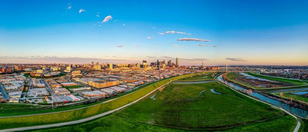 Günbatımında Dallas silueti ve Trammel Crow Parkı 'nın panoramik hava aracı resmi - Fotoğraf, Görsel