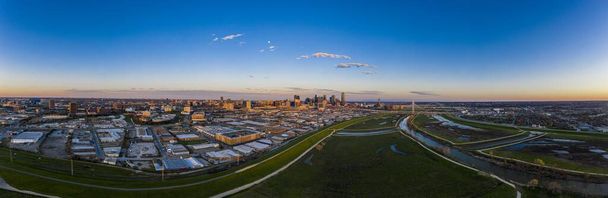 Foto aerea panoramica drone di Dallas skyline e Trammel Crow Park al tramonto - Foto, immagini