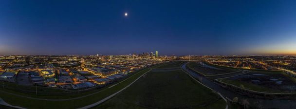 Luftaufnahme der Skyline von Dallas und des Trammel Crow Park bei Sonnenuntergang - Foto, Bild