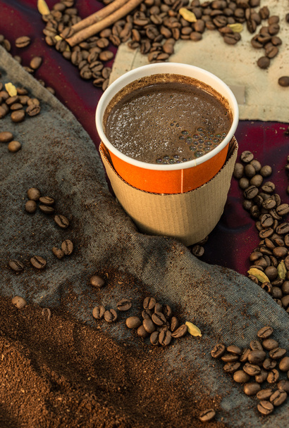 Кава в паперовій чашці з квасолею та меленою кавою
 - Фото, зображення