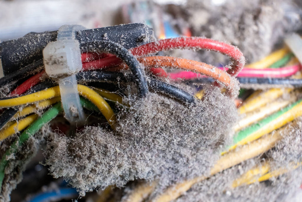 Υπάρχει πολλή σκόνη στο κομμάτι του υπολογιστή. Καθαρισμός του PC .wires σε σκόνη. - Φωτογραφία, εικόνα