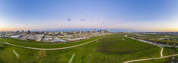 Panorámás drónkép Dallas városáról és a Trammel Varjúparkról naplementekor - Fotó, kép