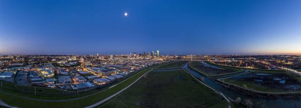 Luftaufnahme der Skyline von Dallas und des Trammel Crow Park bei Sonnenuntergang - Foto, Bild