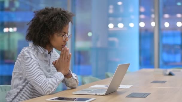 Pensamiento y trabajo de empresaria africana pensante en el ordenador portátil en la oficina  - Metraje, vídeo