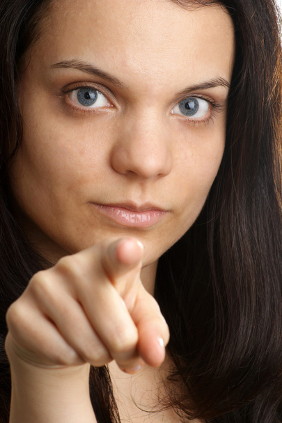 eine junge Frau zeigt mit ihren Fingerspitzen - Foto, Bild